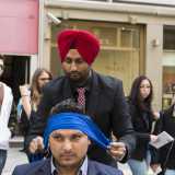 Uno di loro si siede e prima di avvolgere il velo attorno al suo capo, viene legato un piccolo foulard azzurro attorno alla sua fronte, chiamato �fifty�